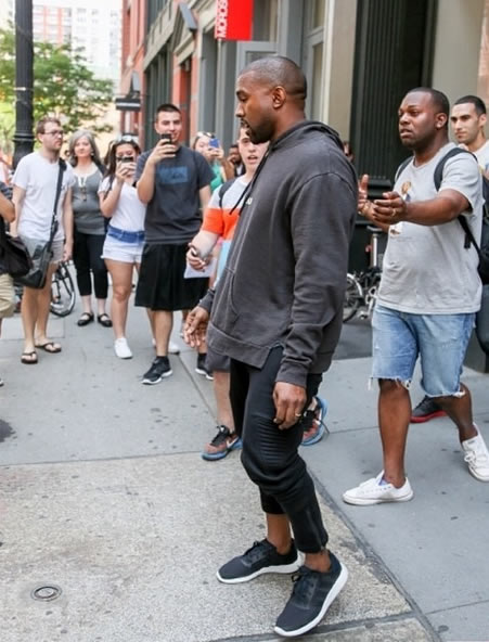 Kanye West与adidas合作..所以他穿它的鞋子..笑得很开心 (照片)