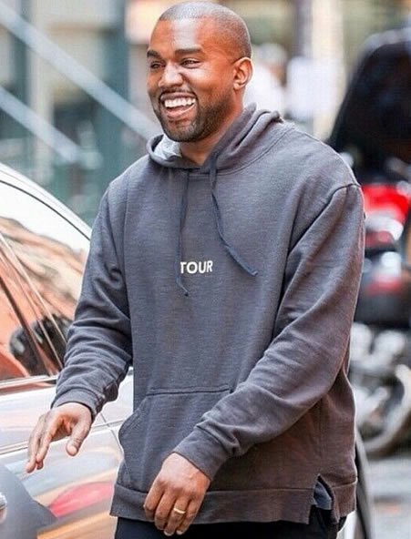 Kanye West与adidas合作..所以他穿它的鞋子..笑得很开心 (照片)