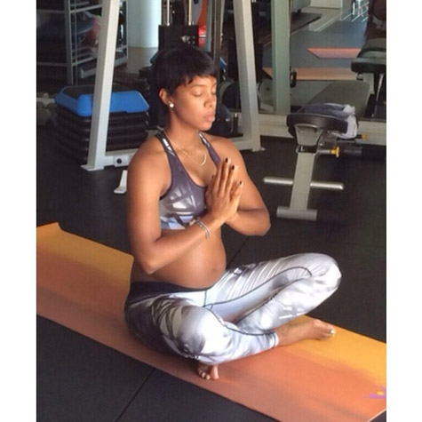 都有孩子了..Kelly Rowland在练瑜伽展示慢慢膨胀的怀孕肚子 (照片)