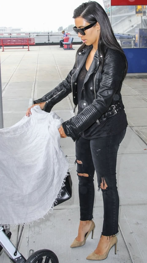 卡戴珊受到老公Kanye破裤时尚传染..她也穿出了严重破损裤子再引领潮流 (7张照片)