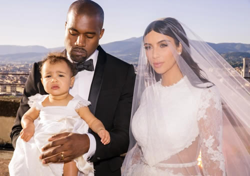 更多Kanye West和老婆卡戴珊结婚相册照片曝光 (4张照片)