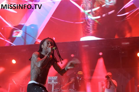 搞笑! Lil Wayne戴上五颜六色土匪帽看起来很滑稽在舞台演出..经典 (6张照片)