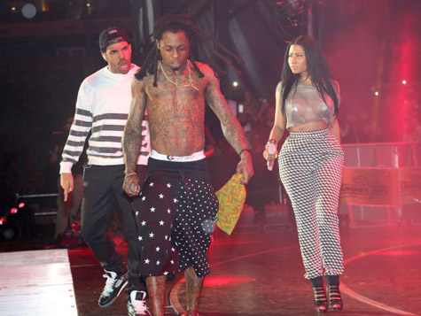 和Drake超级亲密完了..Nicki Minaj和老板Lil Wayne手牵手: 两个我都喜欢 (照片)