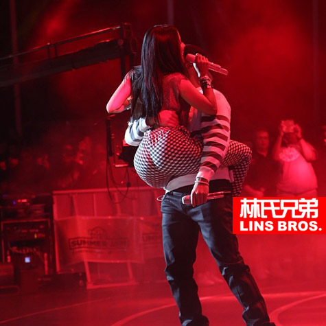 Nicki Minaj幻想跟Drake一起结婚..现实中她跳到了男神Drake身上绝对超级亲密 (照片)