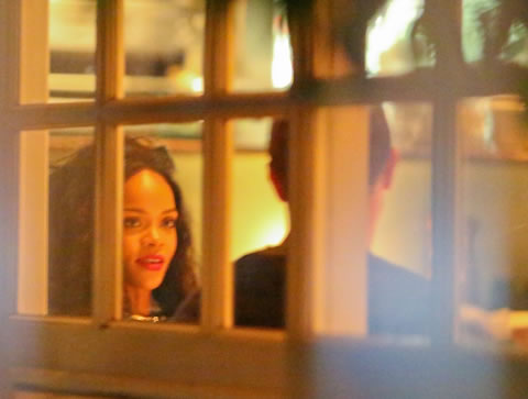 Rihanna和酷玩乐队主唱Chris Martin吃晚饭..有人已经在猜想他们在约会 (5张照片)