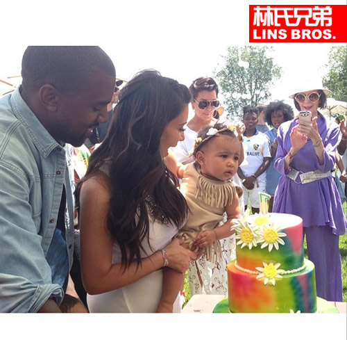 Kanye West和卡戴珊女儿North一岁生日Party上皱着眉头..所有人必须笑着迎合因为她最大 (照片)