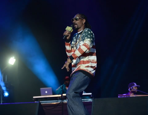 Snoop Dogg在英国曼切斯特6万多人面前演出..那么多女孩不顾道路泥泞也要去看他一眼 (照片)