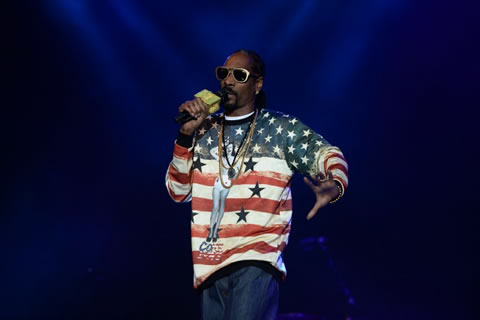 Snoop Dogg在英国曼切斯特6万多人面前演出..那么多女孩不顾道路泥泞也要去看他一眼 (照片)