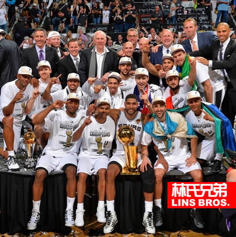 看样子他们才拿了一个总冠军..2014 NBA总决赛冠军: 圣安东尼奥马刺队 全家福 (照片)