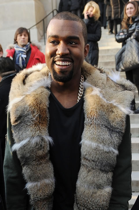 Kanye West经常板着一副脸让人害怕..但一笑起来却亲切得无法抗拒 (12张憨笑照片)