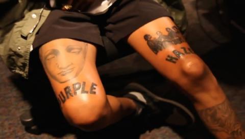 Wiz Khalifa大爱传奇嘻哈团体Bone Thugs N Harmony 添加他们纹身到大腿上 (图片)