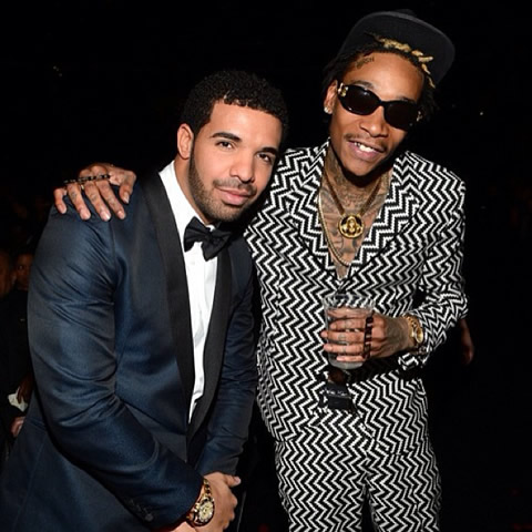 Wiz Khalifa“教坏”好男人Drake..Drake拿过Wiz大麻第一次在舞台上抽..抽得太酷了(照片+视频)