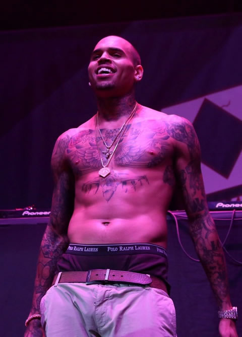 监狱生活太可恶! Chris Brown身材居然变成这样子..腹肌不忠诚消失了 (照片)