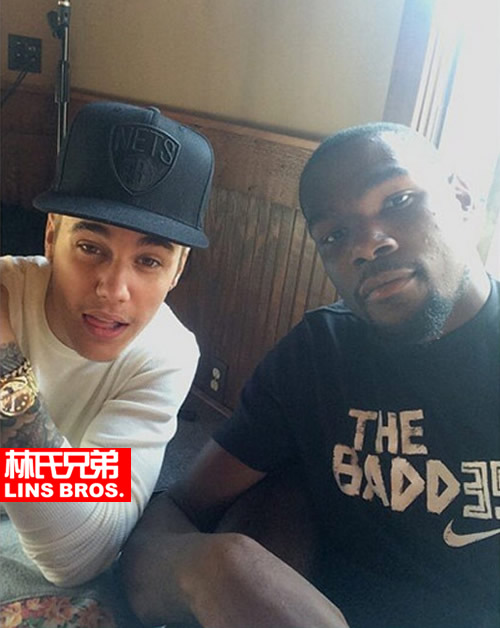 Justin Bieber与好兄弟杜兰特一起吃早午饭..Bieber没有戴雷霆队帽子而是.. (照片)