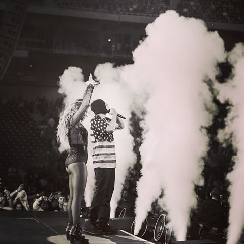 Jay Z x Beyonce继续举行On The Run联合演唱会..Hov把国旗穿到身上头套黑色“土匪帽” (照片)