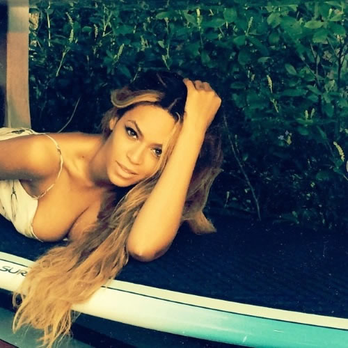 爆乳! Beyonce在冲浪板上暴露身材妩媚..女王无法被战胜 (5张照片) 