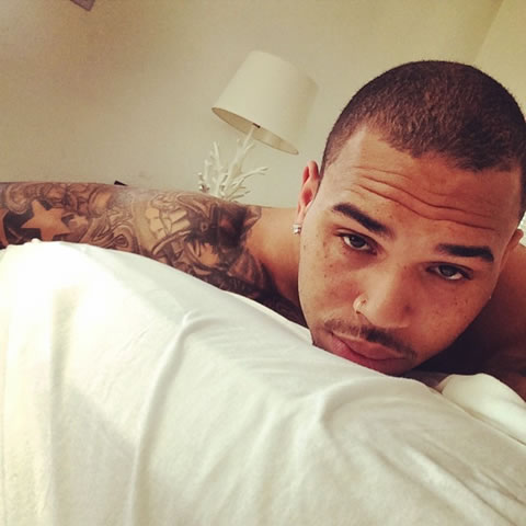 Chris Brown也有赖床的时候..起床之前来一张自拍 (照片)