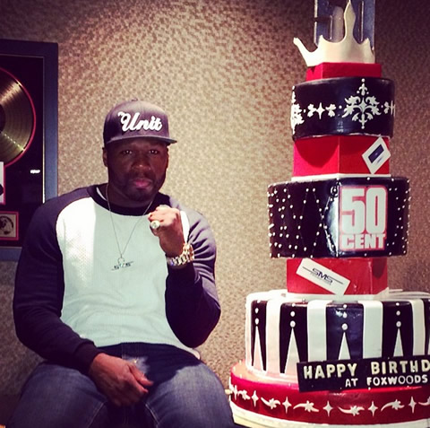 50 Cent把好兄弟Trey Songz新专辑Trigga全买走了..在匹兹堡的一个Best Buy商店 (短视频)