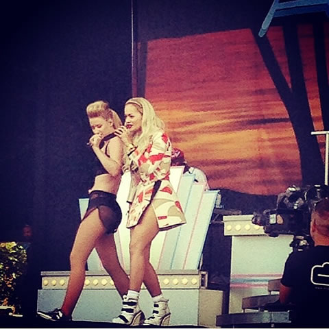 Iggy Azalea和Rita Ora在伦敦音乐节同台性感演出..Ora那是什么表情? (7张照片)