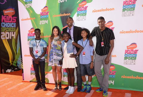 NBA全明星杜兰特, 安东尼, 钱德勒, 巴恩斯, 威斯布鲁克以及Pharrell出席2014儿童运动选择奖 (照片)
