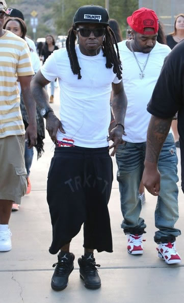 Lil Wayne样子看起来很滑稽..为了说明没有与Christina Milian谈恋爱分开走 (照片)
