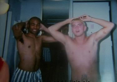 想知道Eminem在17年前是怎么样的? 这里珍贵画面Slim Shady和最好兄弟Proof夜店演出 (视频)