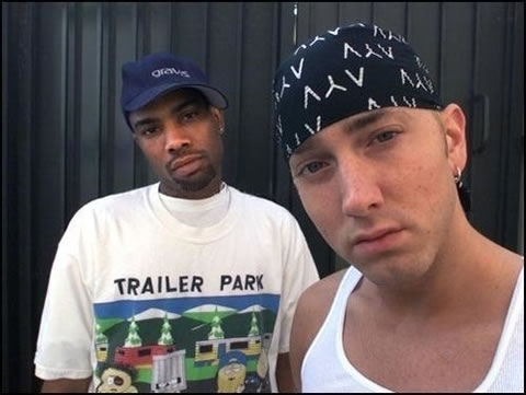 想知道Eminem在17年前是怎么样的? 这里珍贵画面Slim Shady和最好兄弟Proof夜店演出 (视频)