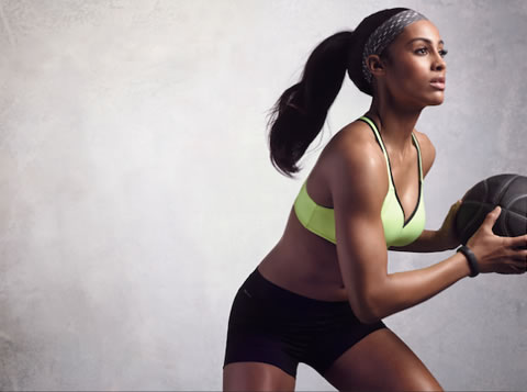 Jay Z经纪的WNBA球星Skylar Diggins展示新款运动Bra (照片)
