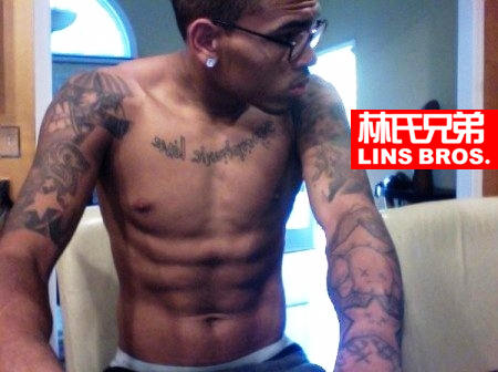 监狱生活太可恶! Chris Brown身材居然变成这样子..腹肌不忠诚消失了 (照片)