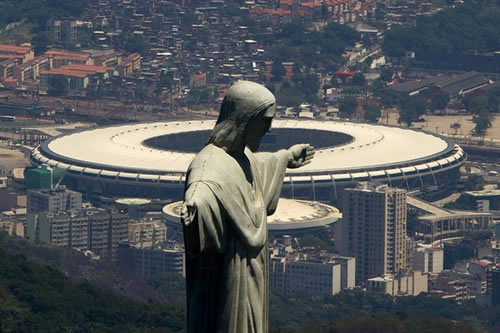 巴西世界杯决赛怎么能错过..Rihanna抵达决赛地里约热内卢 先来一杯 (照片)