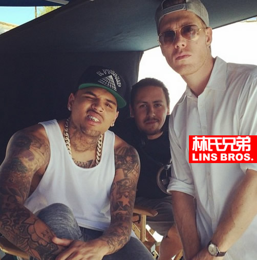 Chris Brown知道如何扮潮流..镶上漂亮的牙套 (照片)