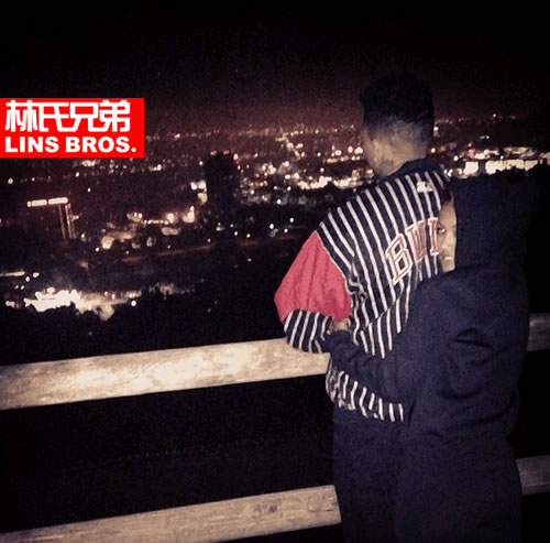 亲密在凌晨4点! Karrueche从后面抱住她的男人Chris Brown在黑夜中 (照片)