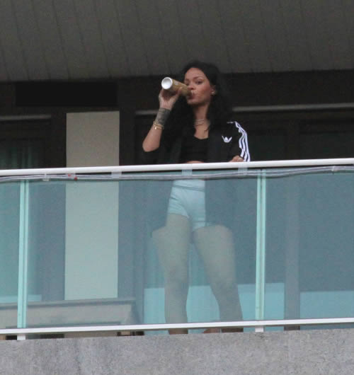 巴西世界杯决赛怎么能错过..Rihanna抵达决赛地里约热内卢 先来一杯 (照片)