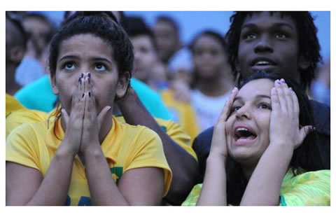 心碎是怎样的?! 巴西球迷表情崩溃梦碎.一个比