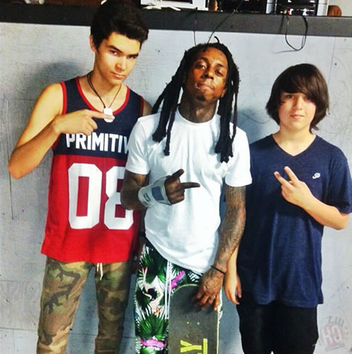 滑板时间! Lil Wayne回到滑板训练强化技巧..漂亮的杂耍 (照片+视频)