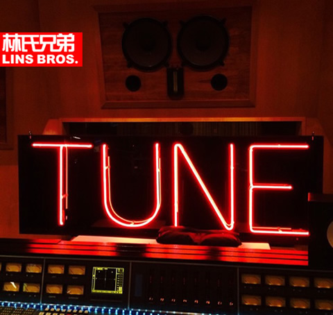 贴心的Nicki Minaj给老板Lil Wayne一个TUNE字体发亮的LED霓虹灯 (照片)