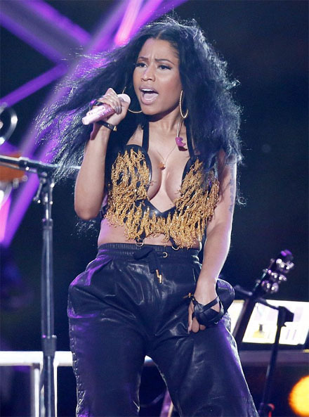 Nicki Minaj穿特色性感Bra在Philly 4th of July Jam演出庆祝美国独立日 (4张照片)