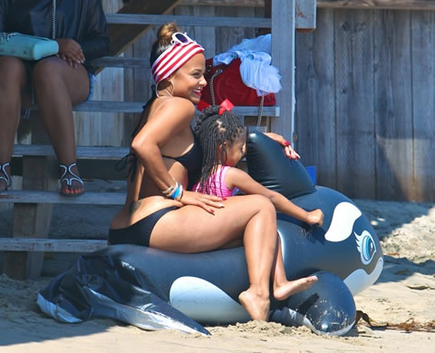 Wiz老婆Amber Rose和Christina Milian助阵好姐妹Paris Hilton的美国独立日Party (8张照片)