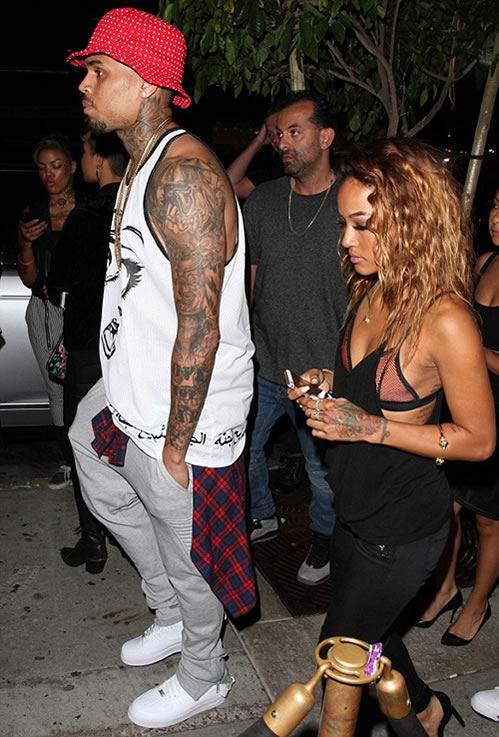 Good Life! Chris Brown带着爱人Karrueche开着新喷漆的蓝色兰博基尼去夜店Party (6张照片)
