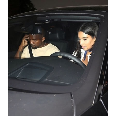 Kanye West业务繁忙一直打手机..性感好老婆卡戴珊开劳斯莱斯带老公Yeezy走 (照片)