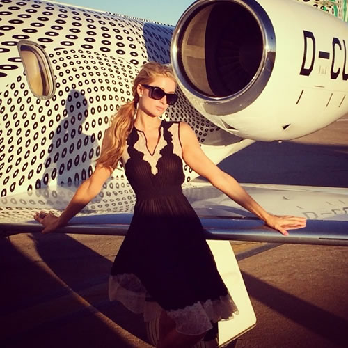 帕丽斯希尔顿和她的特色私人飞机..最近她忙于DJ事业 (5张照片)