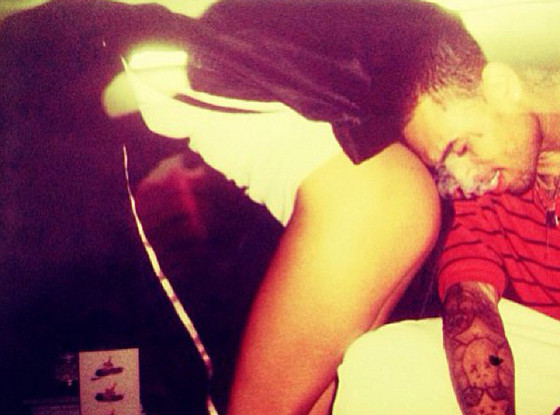 太疯狂了! Chris Brown分享自己舔女人大屁股照片 (未成年勿入/照片/更新视频：谜底)
