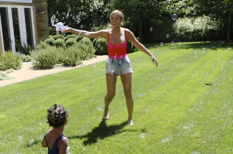 生了孩子再忙都要自己带..忙碌的Beyonce就没有离开过宝贝女儿Blue Ivy (爱的瞬间/12张照片)