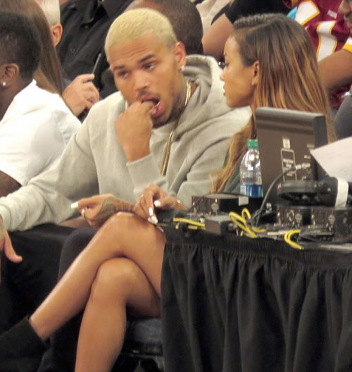 感情再升华! Chris Brown和女友Karrueche满意凝视对方..在美国男篮比赛现场 (6张照片)