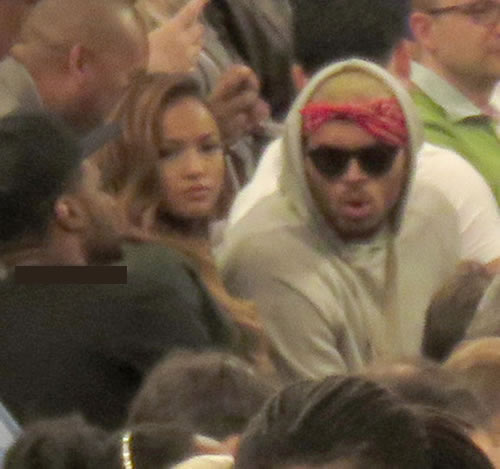 感情再升华! Chris Brown和女友Karrueche满意凝视对方..在美国男篮比赛现场 (6张照片)
