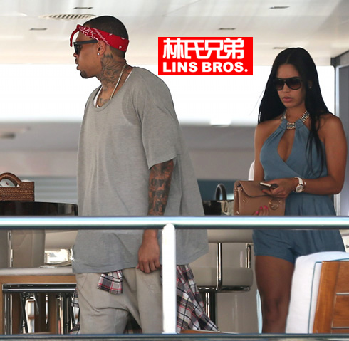 伤口撒盐还是反击?! Chris Brown带着Karrueche女性朋友法国度假..因为她结束了关系? (照片)