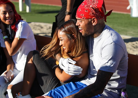 再复合?! Chris Brown与分分合合女友Karrueche高兴搂抱..手牵手 (4张照片)