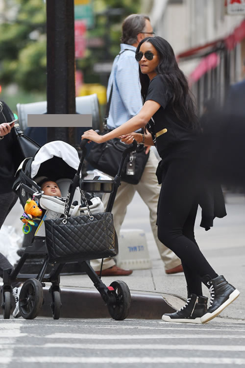 小Future爱上自拍..戴上墨镜和妈妈Ciara一起自拍..这像是4个月大的Baby? (照片)