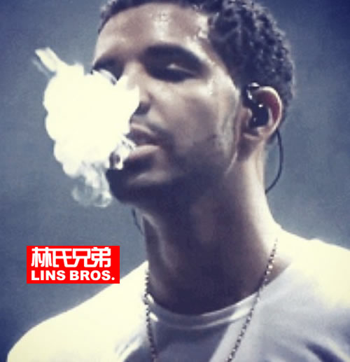 Drake这次在舞台上抽大麻抽得烟雾缭绕..每场演唱会都要抽大麻.. (照片)