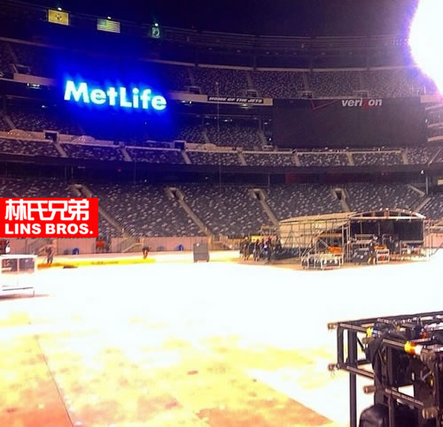 Eminem与Rihanna在MetLife体育场演唱会要开始了..阿姆的DJ The Alchemist已经准备好运输工作 (照片)